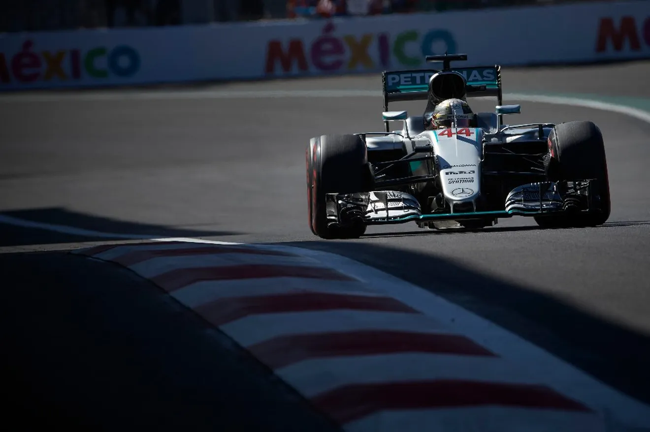 Hamilton retrasa el título de Rosberg con comodidad