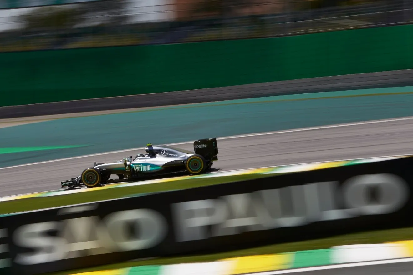 Rosberg planta cara a Hamilton en los terceros libres