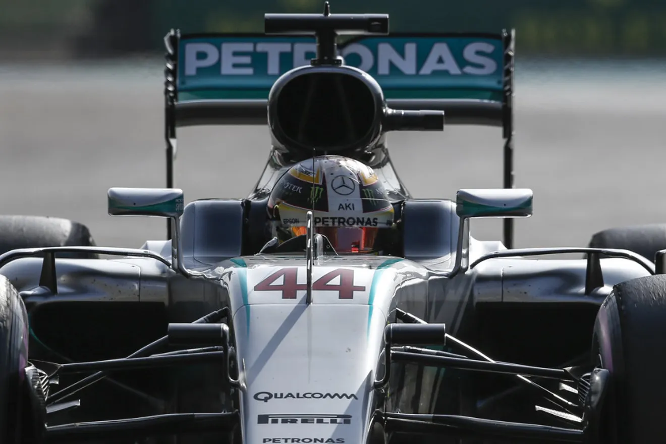 Hamilton cumple y presiona a Rosberg desde la pole