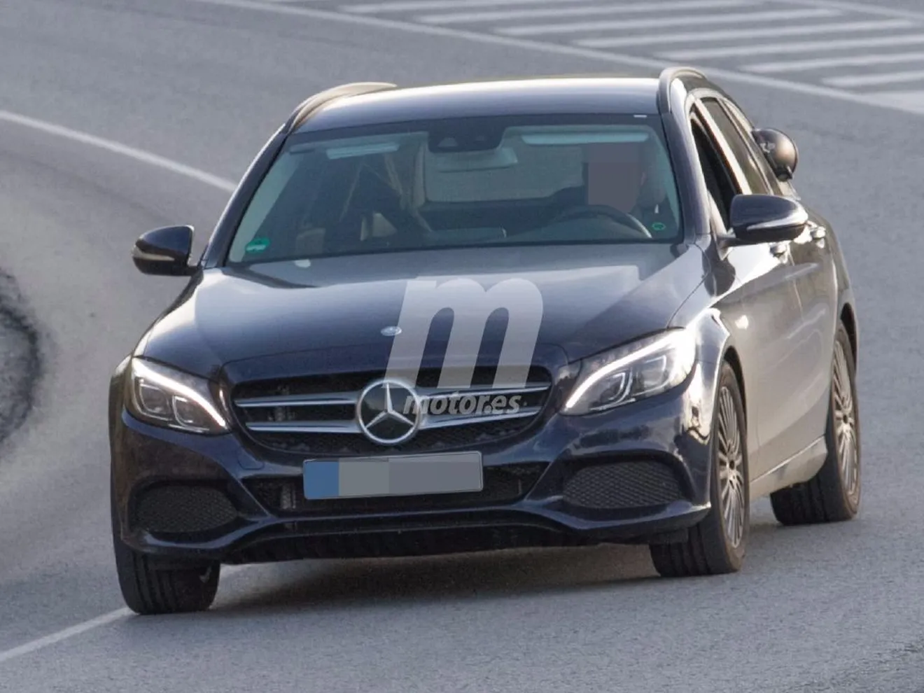 Mercedes apuesta por el hidrógeno, y esta mula F-Cell Hybrid lo demuestra