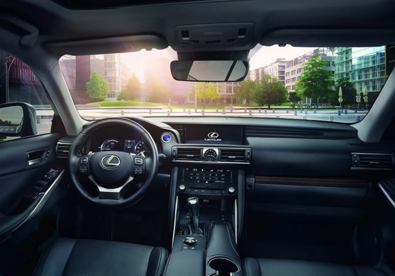 Lexus IS 2017 - interior
