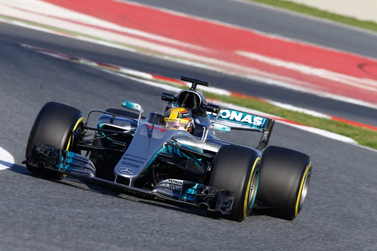 Hamilton: "El Mercedes parece mil veces mejor que los demás"