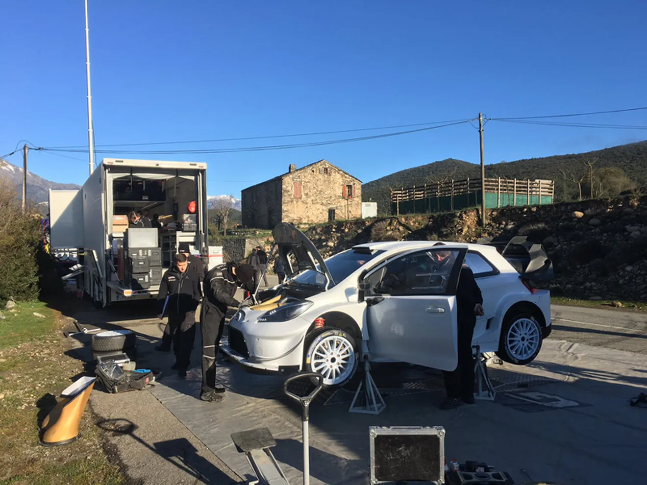 Esapekka Lappi prueba el Toyota Yaris WRC en asfalto