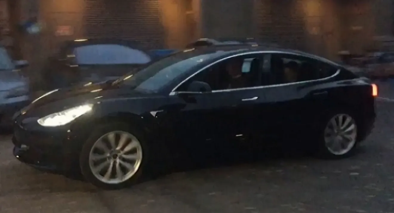 Tesla Model 3: vídeo de uno de los últimos prototipos rodando