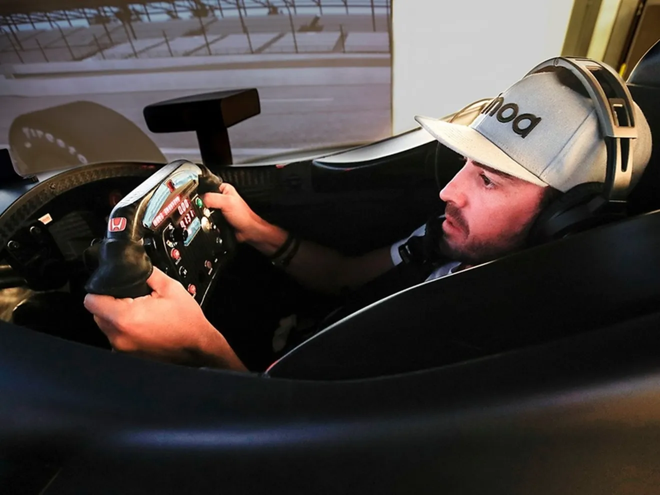 El IndyCar de Alonso será naranja, el español ya se entrena en el simulador