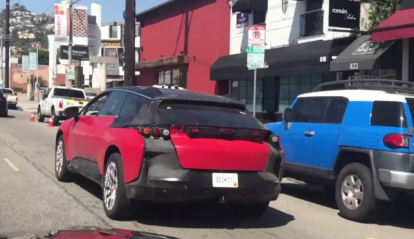 Vídeo: Faraday Future prueba el FF91 frente al Tesla Model X en la calle