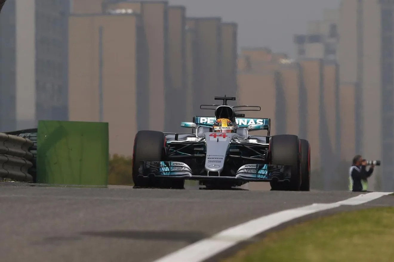 Hamilton gana solo un movido GP de China