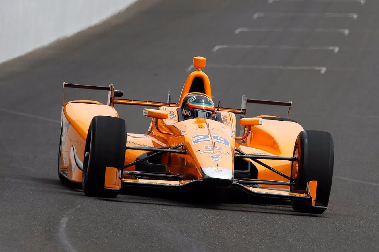 Alonso alcanza las 222 millas por hora en su primer día en Indy
