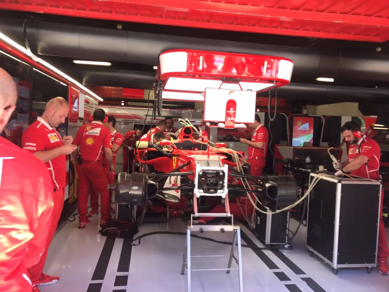 Ferrari cambia el motor de combustión de Vettel por precaución