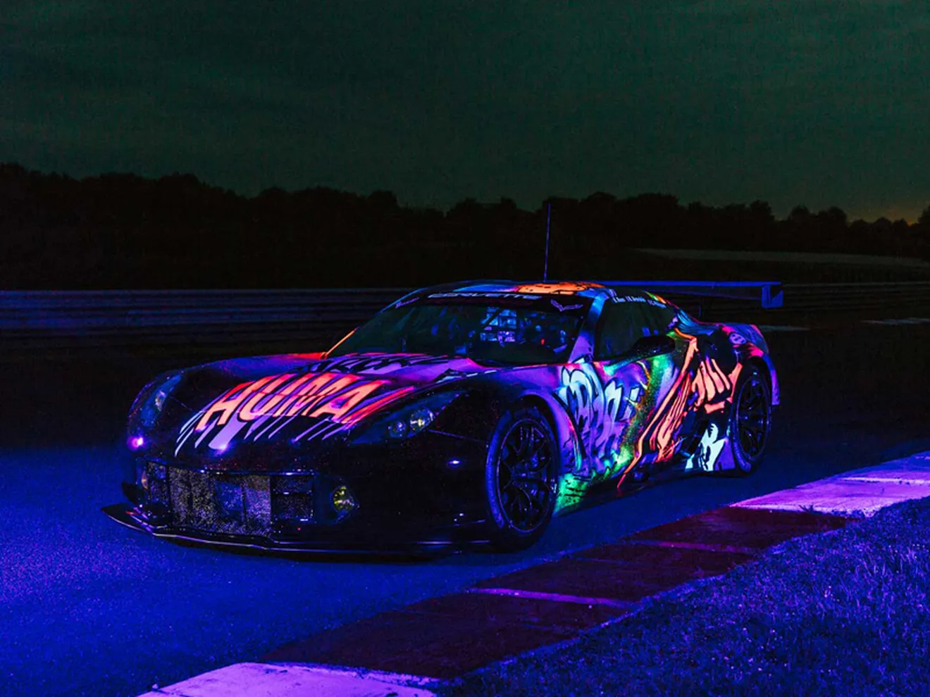 El Corvette 'art car' de Larbre brilla en la noche de Le Mans