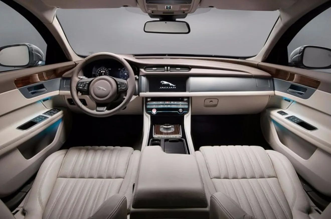 Jaguar XF Sportbrake 2017 - interior