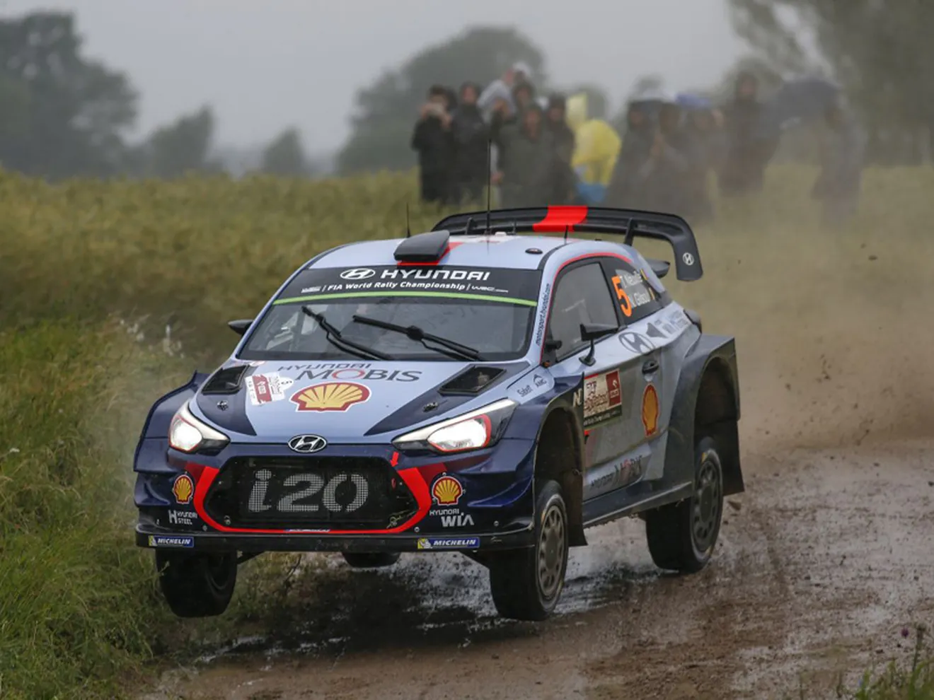 Thierry Neuville manda en el Rally de Polonia, Ogier cede
