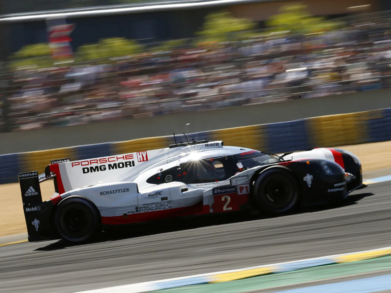 Porsche gana las 24 horas de Le Mans que casi coronan a Jackie Chan