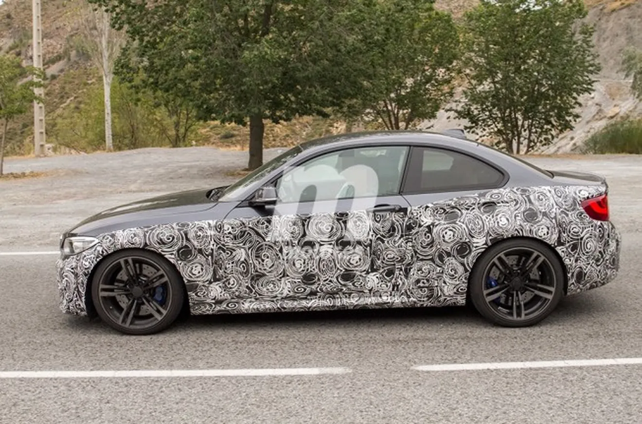 BMW M2 CS 2018 - foto espía lateral
