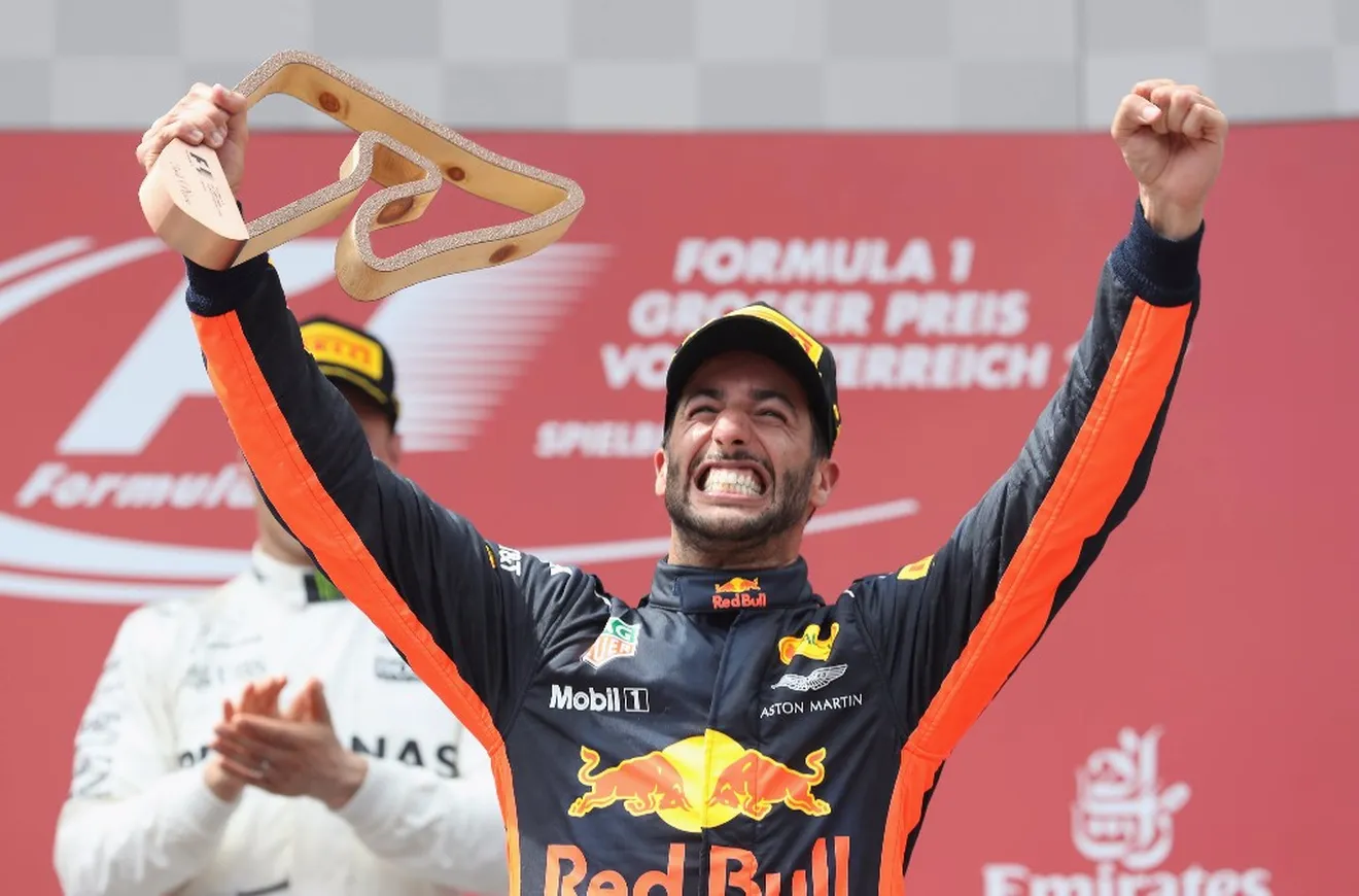 La vida sigue igual en Red Bull: podio de Ricciardo y abandono de Verstappen