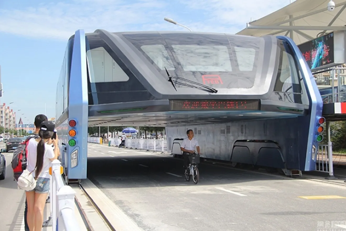 Detienen a 32 personas por el célebre proyecto del autobús elevado chino