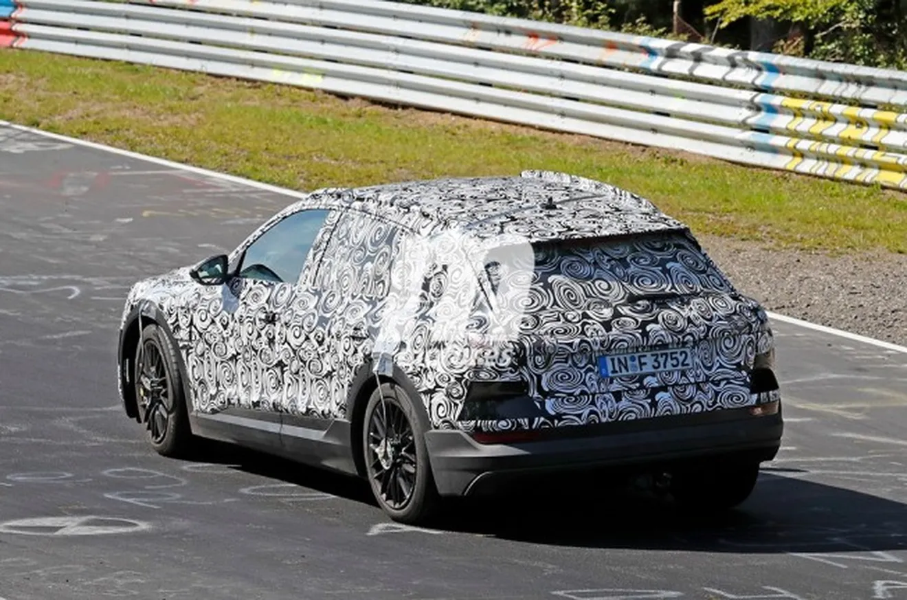 Audi e-tron quattro 2018 - foto espía posterior