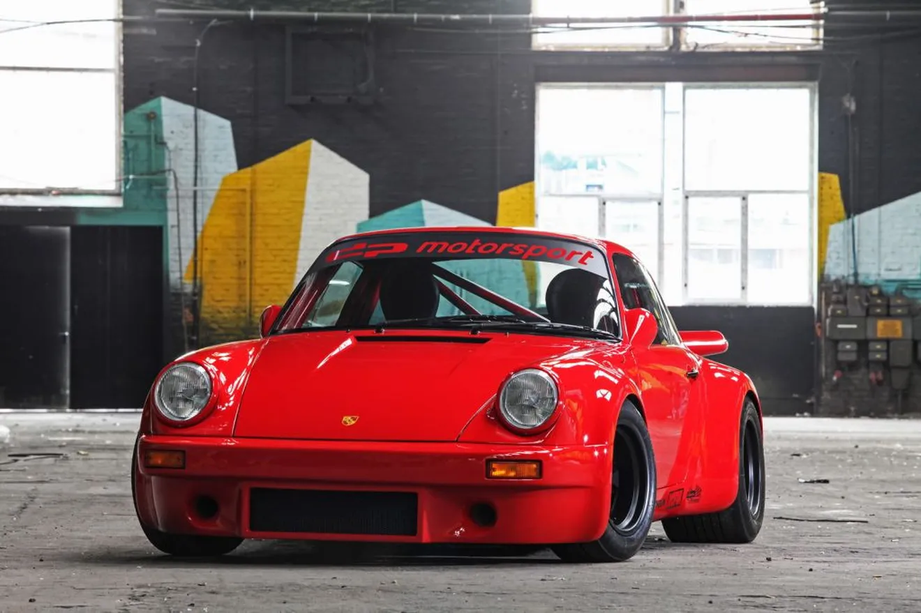 Salvaje creación restomod sobre un Porsche 911 Carrera RS de 1974