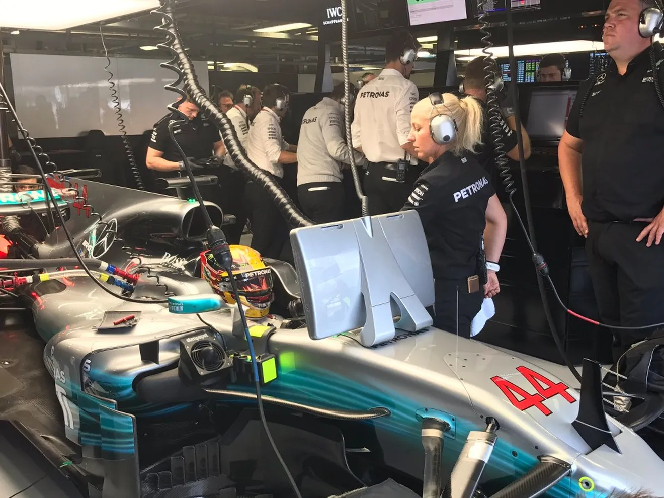 Hamilton lidera la incómoda FP1 de Monza
