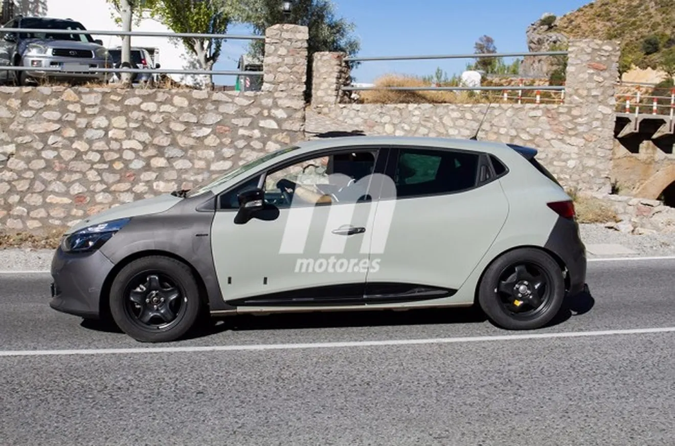 Renault Clio 2019 - foto espía lateral