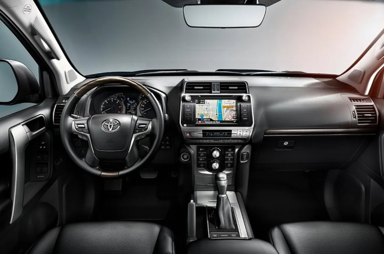 Toyota Land Cruiser 2018 - interior