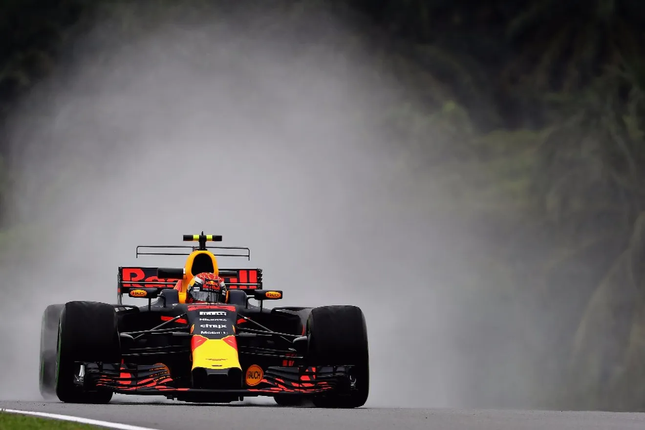 Verstappen domina la mojada primera tanda de libres