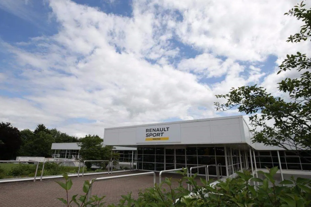 Carlos Sainz visita la fábrica de Renault en Enstone