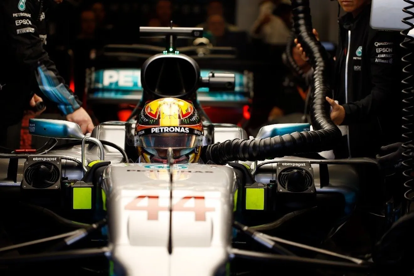 Lewis Hamilton mantiene el control a base de récords