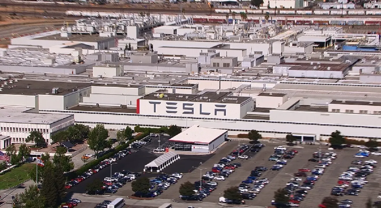 Tesla despide simultáneamente a cientos de empleados