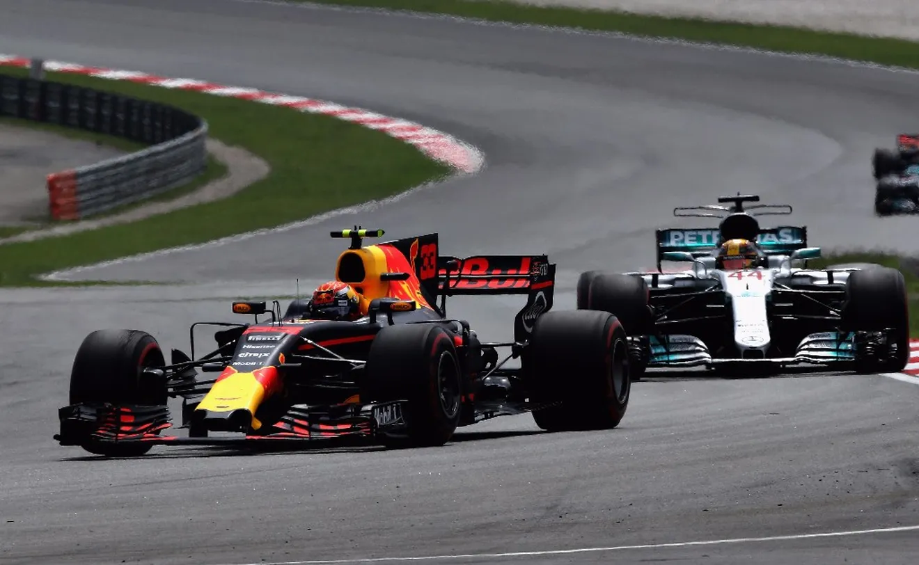 Verstappen se lleva una victoria total sobre el líder Hamilton