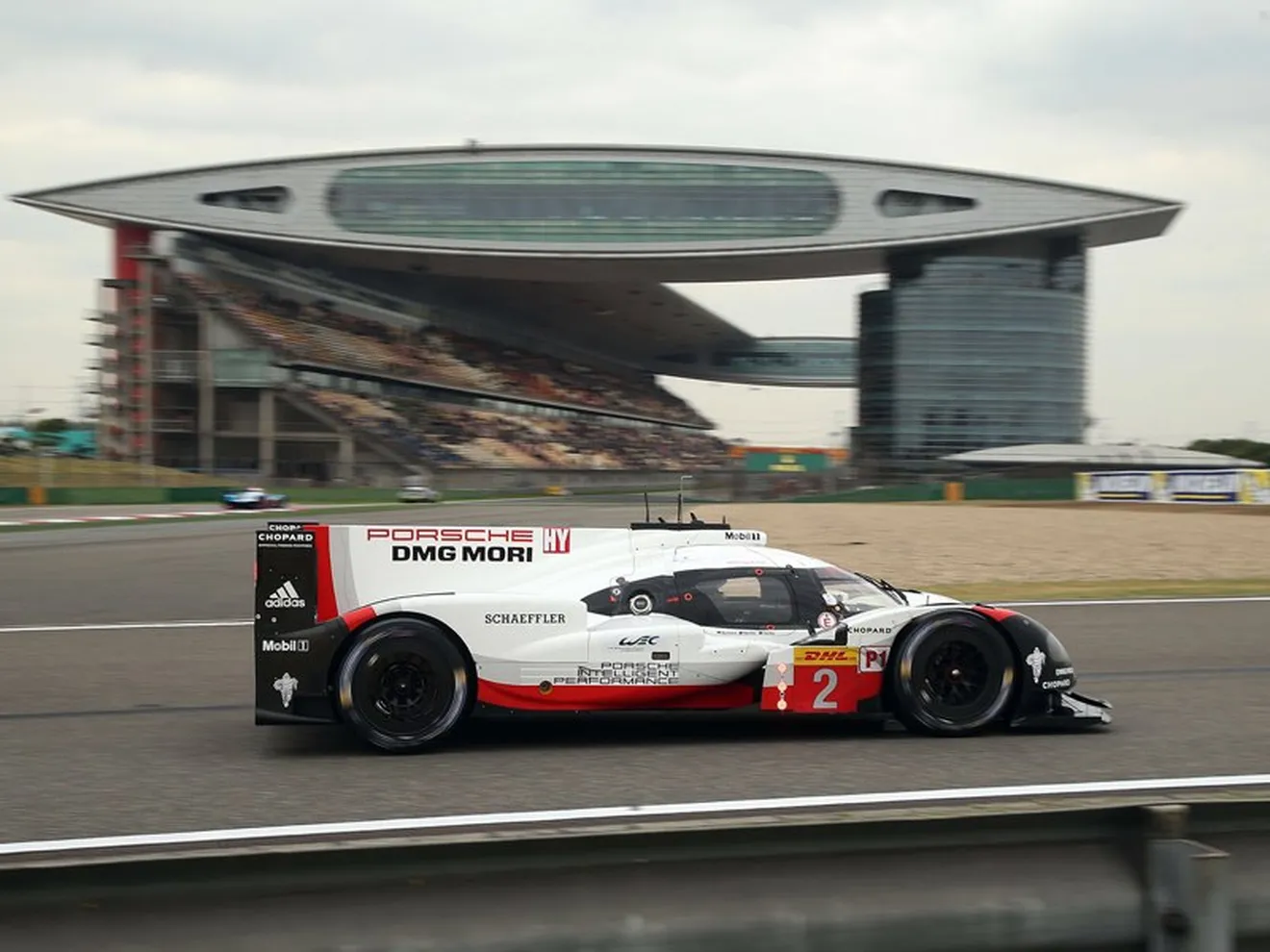Bernhard, Bamber, Hartley y el triple 'hat trick' de Porsche