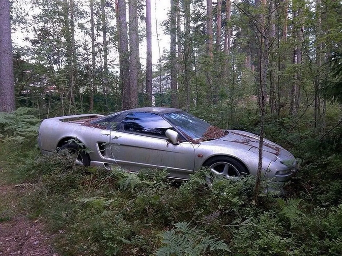 Rescatan un Honda NSX abandonado en un bosque de Rusia