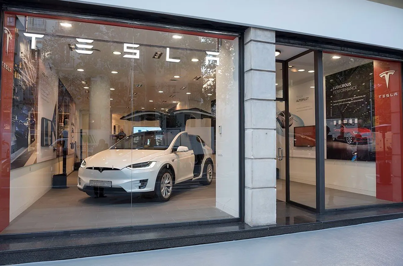 Tesla abre su primera tienda en Madrid, un espacio de lujo