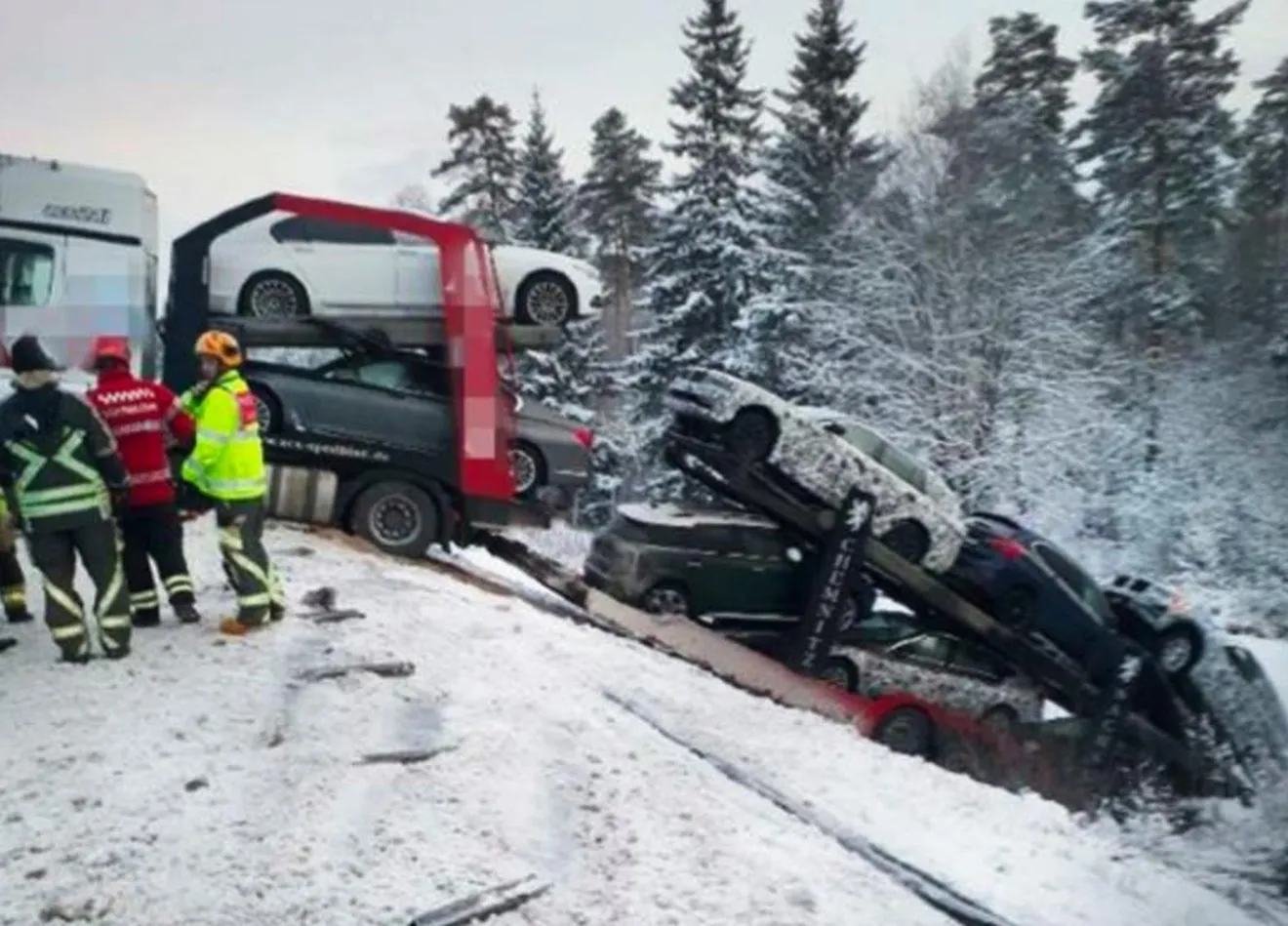 Un camión cargado de prototipos BMW se sale de la carretera en Suecia