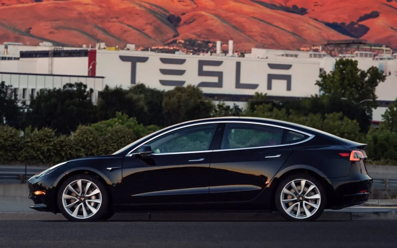 La CNBC acusa a Tesla de fabricar las baterías de manera insegura