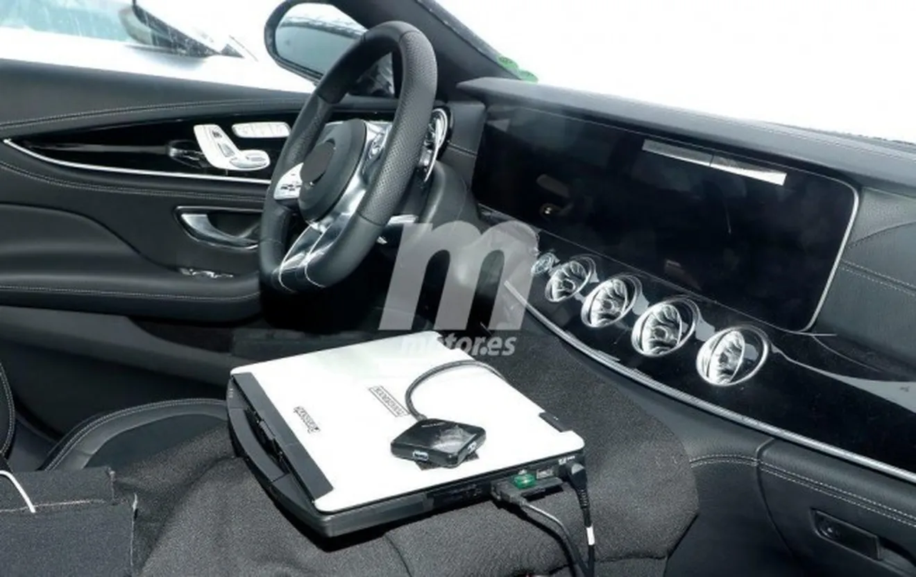 Mercedes-AMG GT4 - foto espía interior