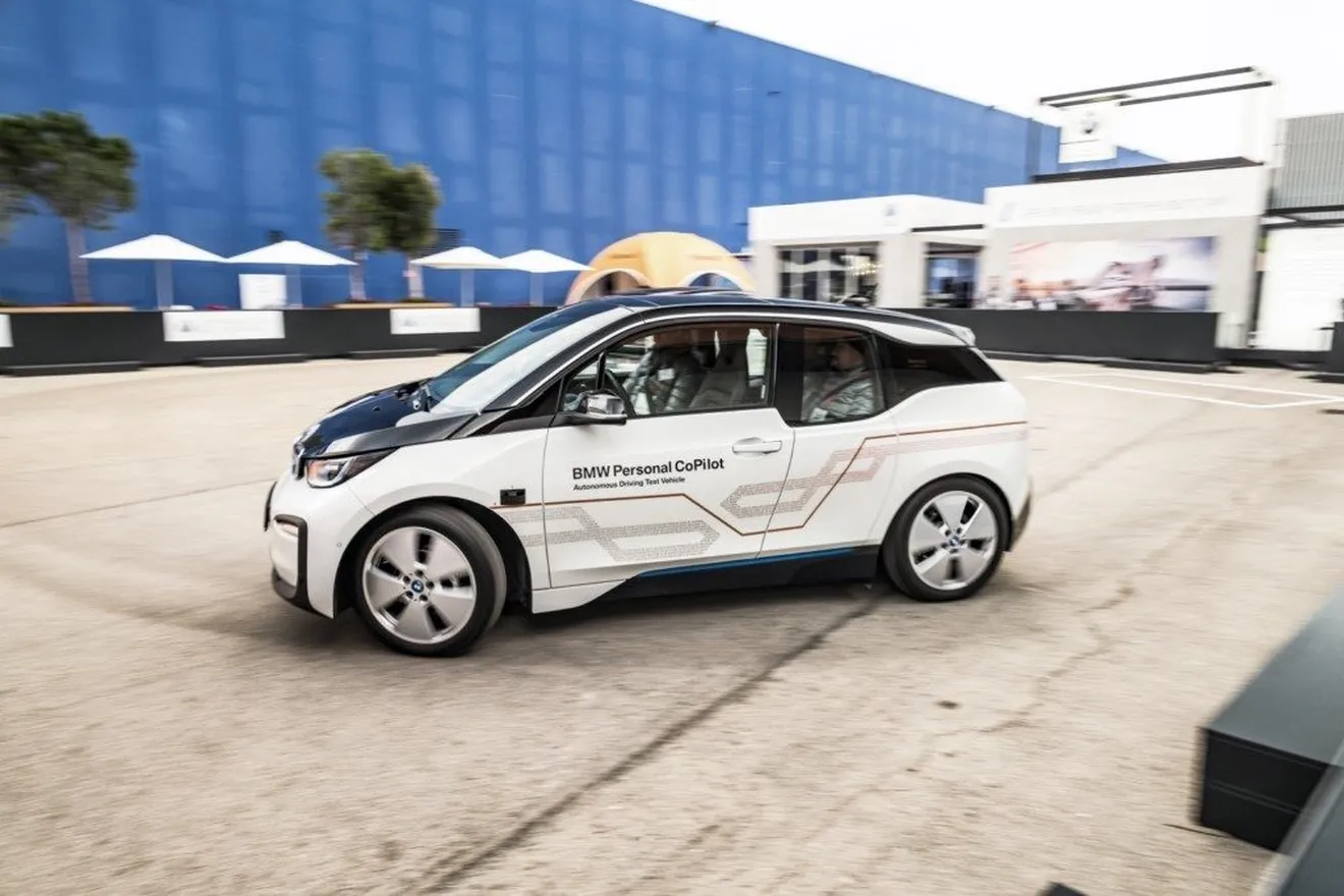 Probamos el BMW i3 con conducción autónoma de nivel 5 en el MWC 2018