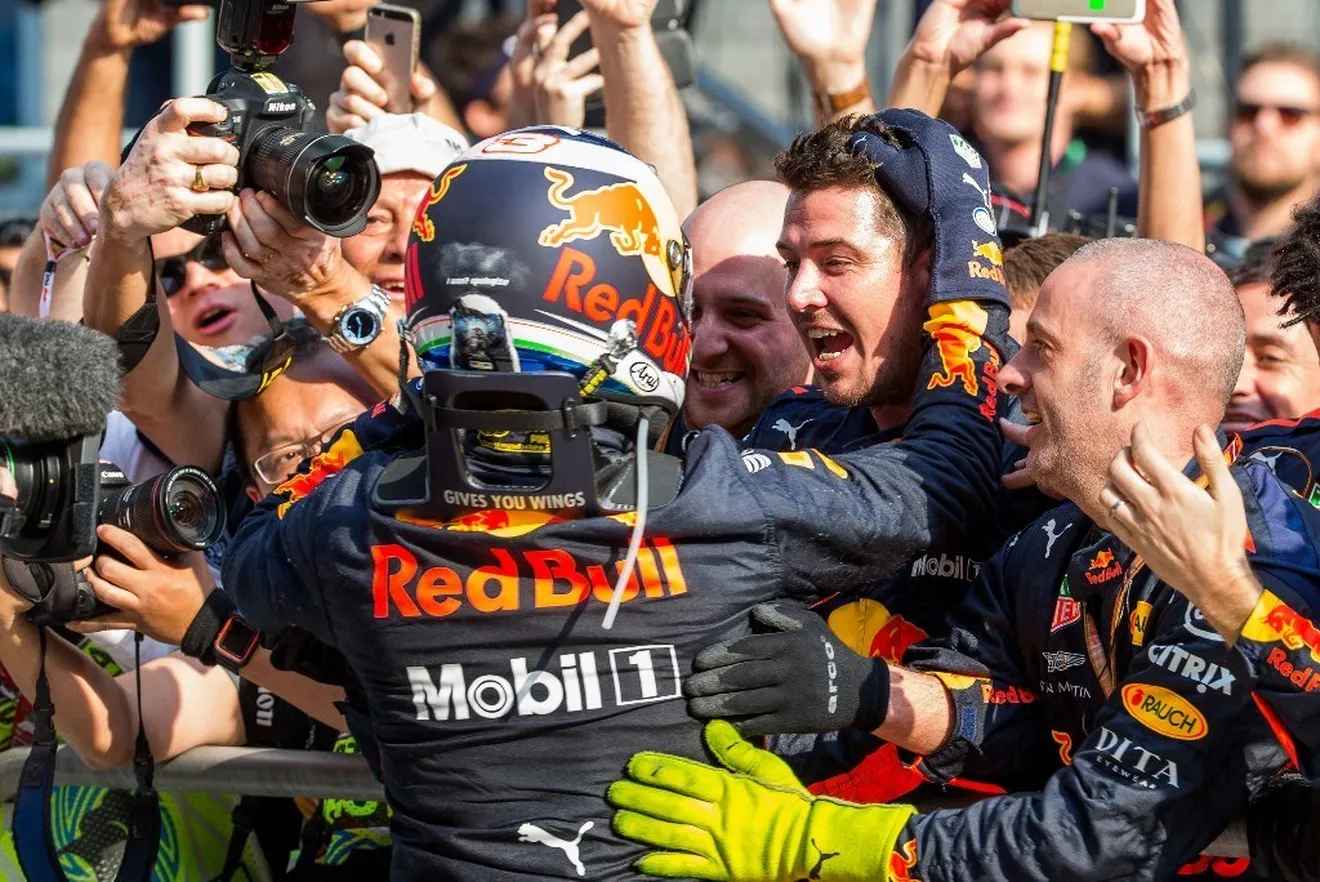 Ricciardo ofrece la victoria a sus mecánicos tras el cambio de motor y el doble pit-stop