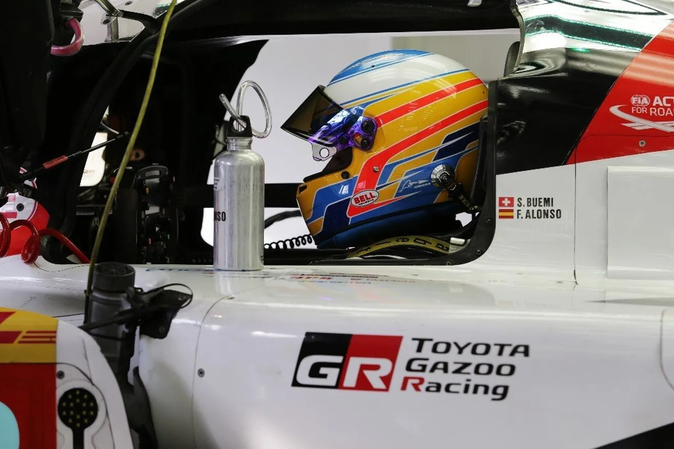 Visita relámpago de Alonso al simulador de Toyota