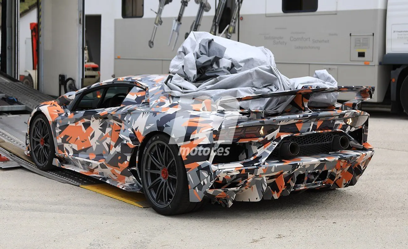 El esperado Lamborghini Aventador SuperVeloce Jota estrena camuflaje