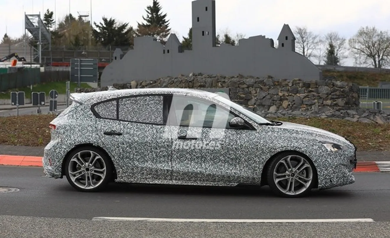 Ford Focus ST 2019 - foto espía lateral