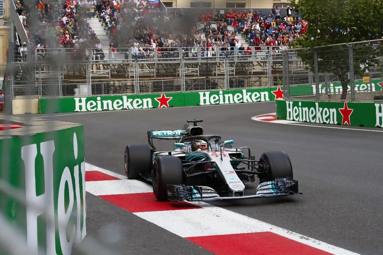 Hamilton se encuentra con la victoria en la caótica carrera de Bakú