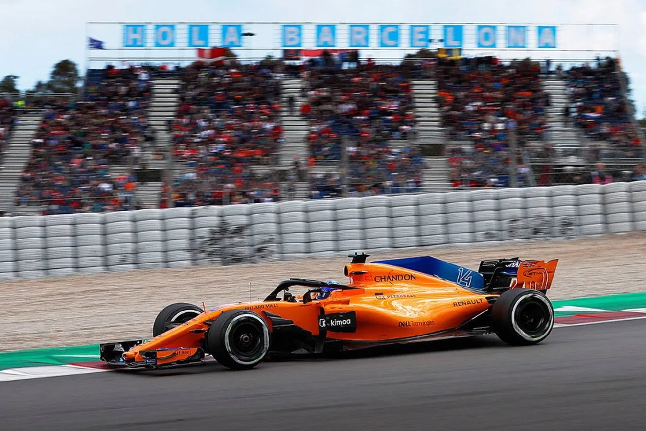 Una accidentada salida hipoteca la carrera de Alonso