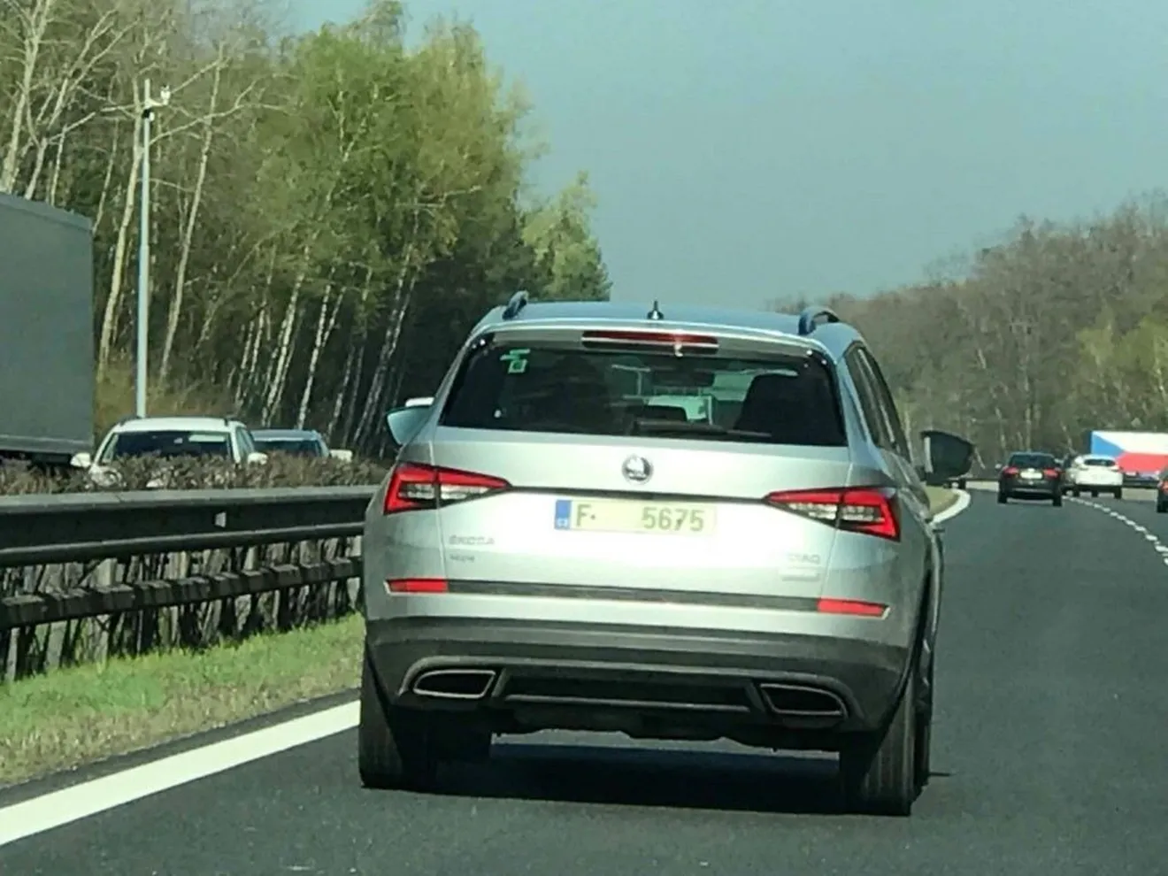 El nuevo Skoda Kodiaq RS, cazado en una autopista checa mientras realizaba pruebas