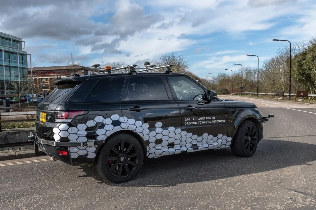 Jaguar Land Rover inicia las pruebas de comunicación entre coches y el entorno