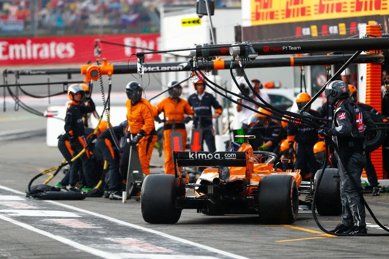 El enfado de Alonso con McLaren por la decisión de montar intermedios
