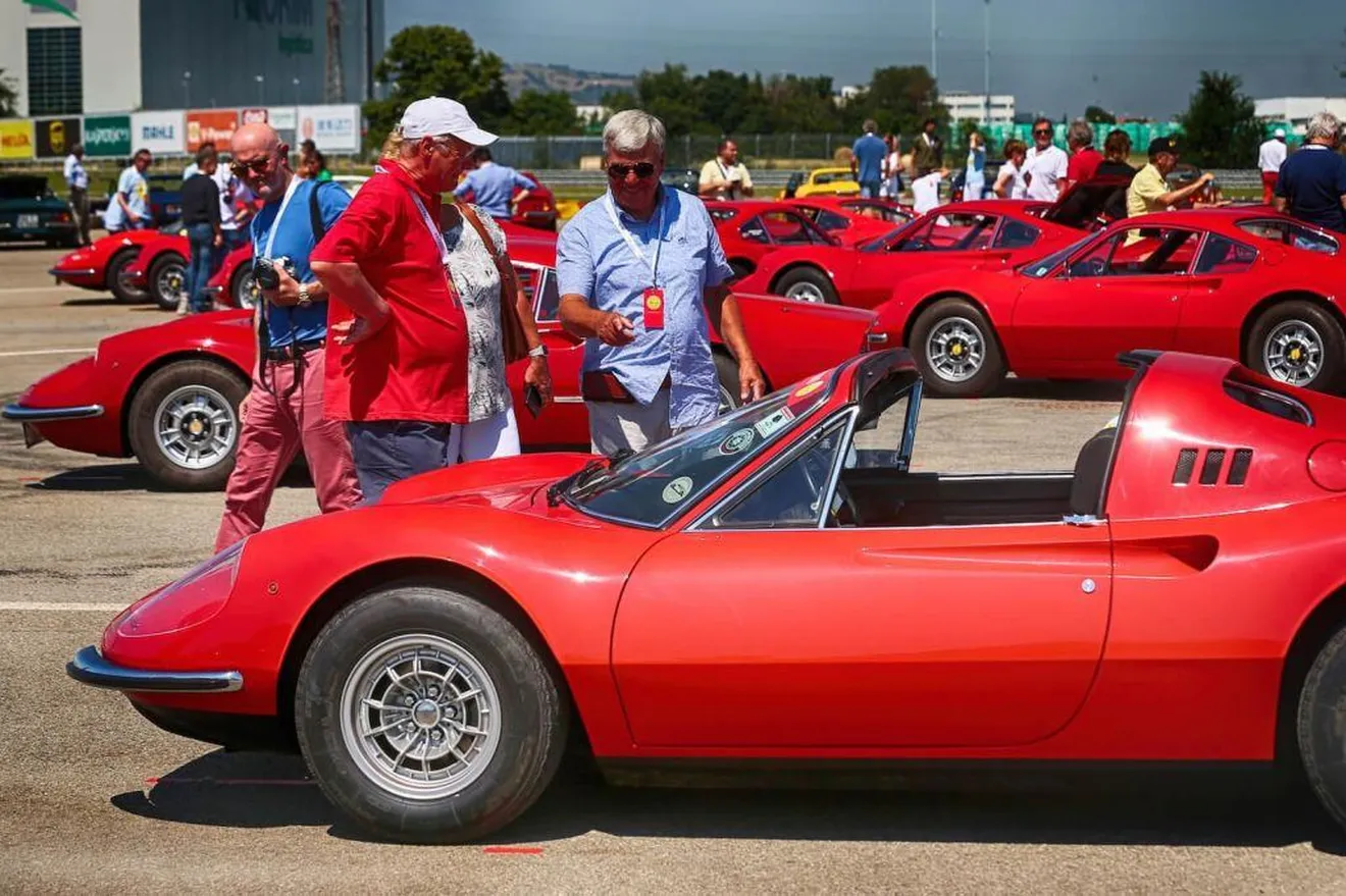 El 50º aniversario del Ferrari Dino reunió cientos de unidades en Maranello
