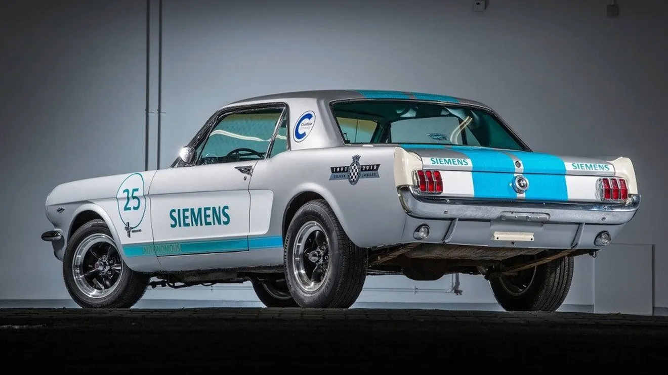 El primer coche autónomo en Goodwood ha sido un Mustang clásico (y no salió bien)
