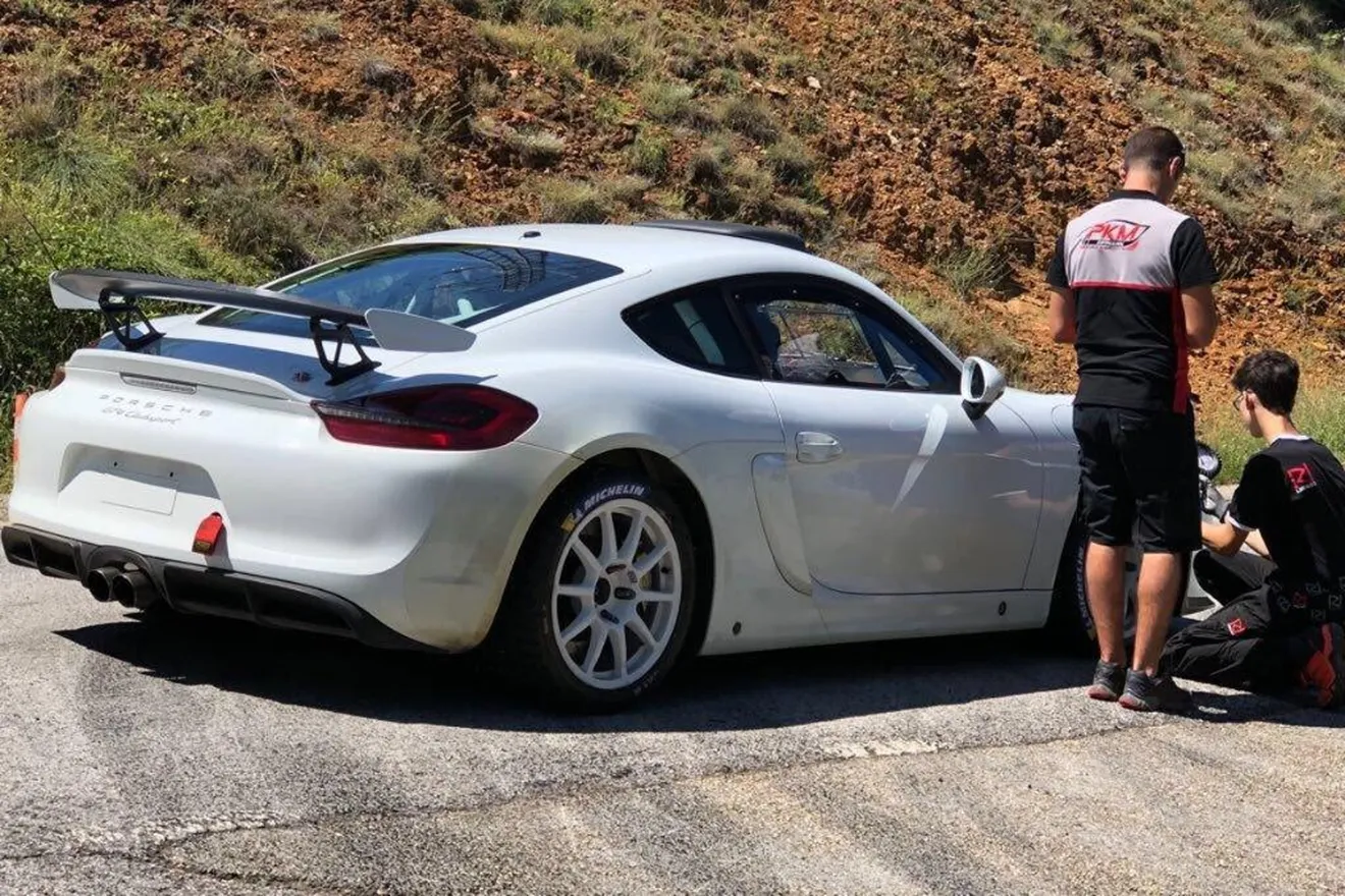 Romain Dumas estrena el nuevo Porsche Cayman R-GT