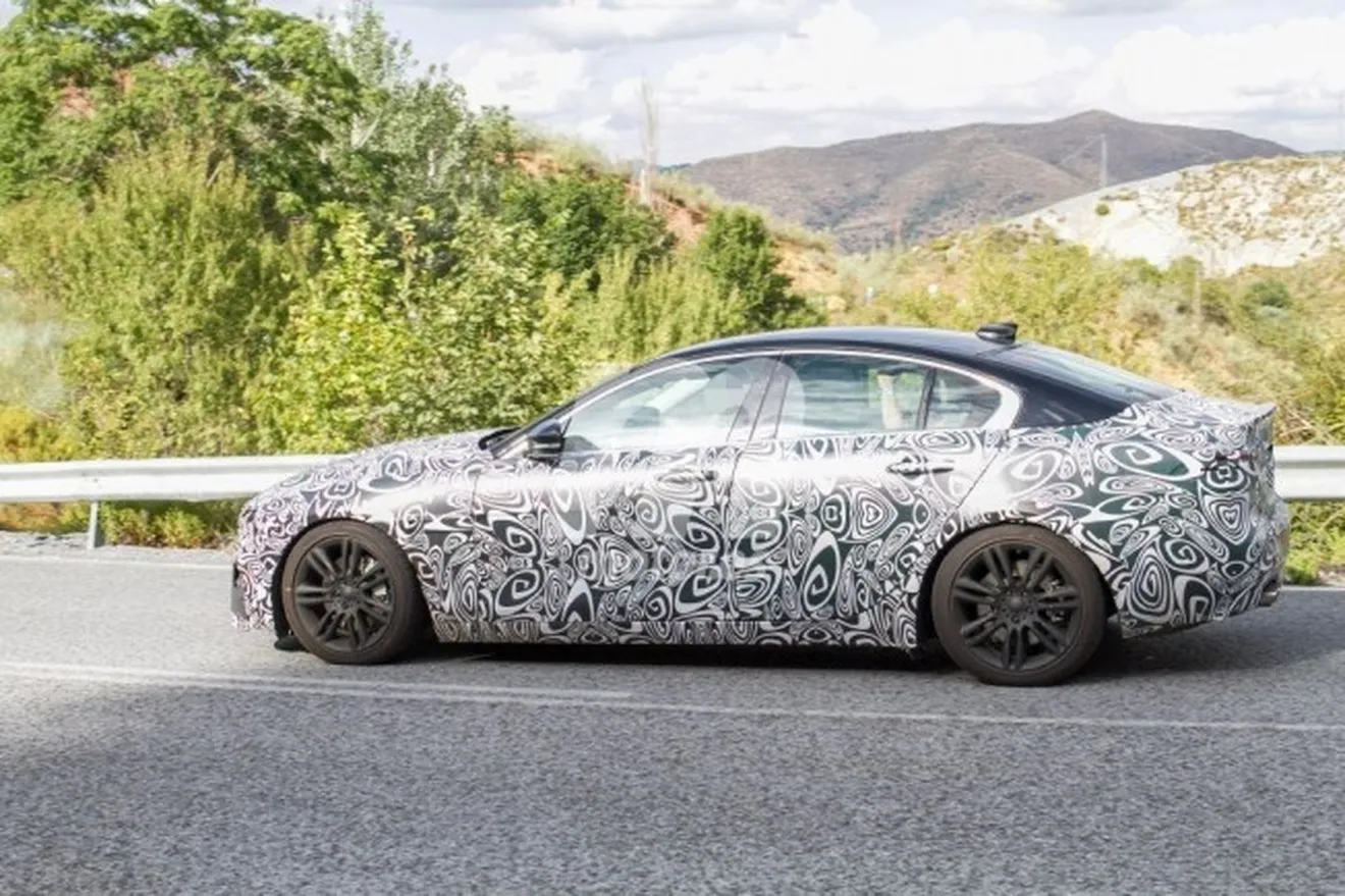 Jaguar XE 2019 - foto espía lateral